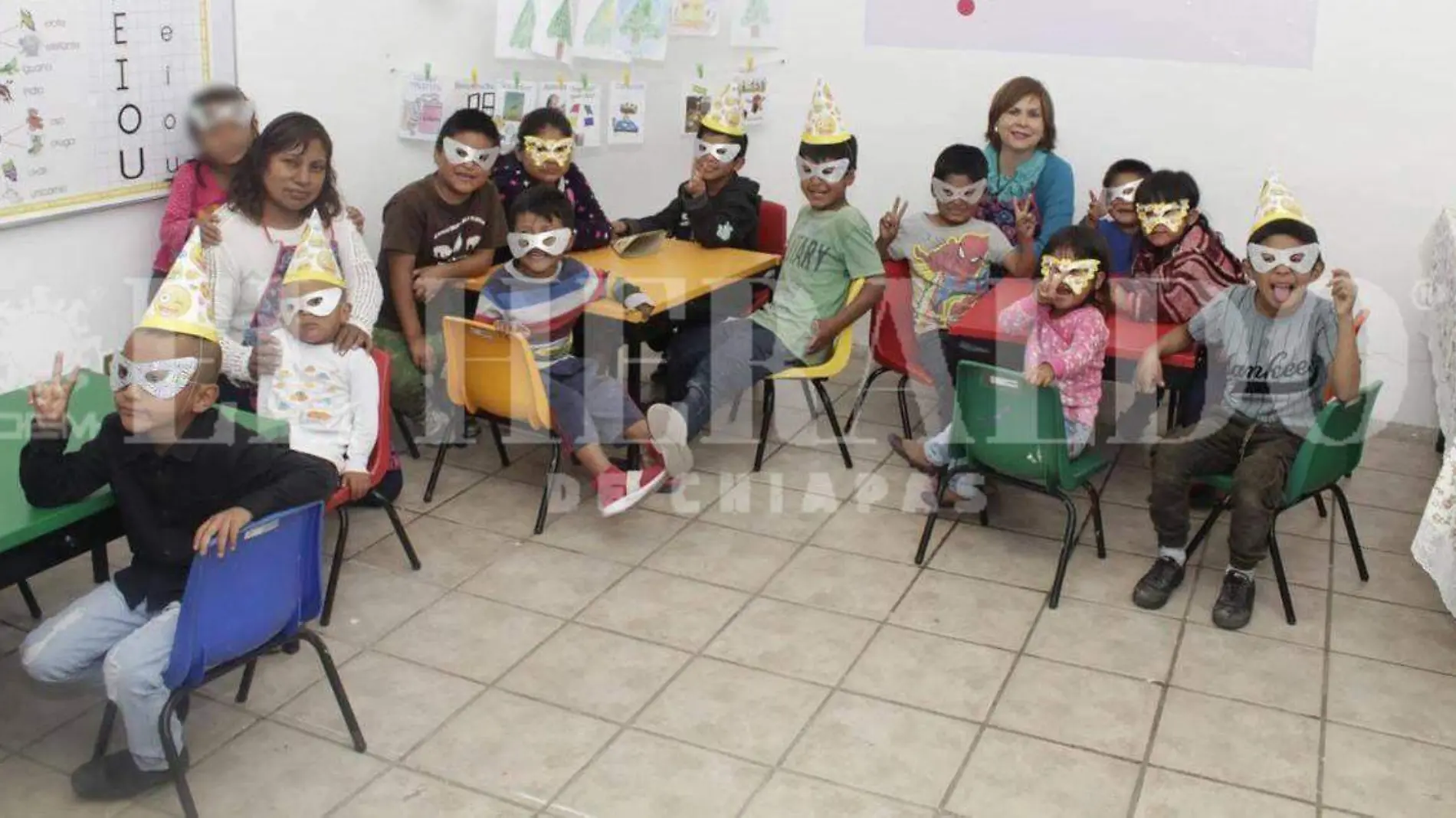 niños recibiendo clases